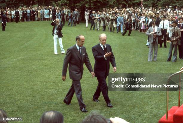 French President Valery Giscard d'Estaing and US President Gerald Ford walk together on the White House lawn during the former's State Visit,...