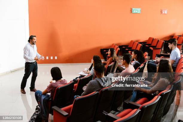 aula socialmente a distância na sala de palestras da universidade - professor de faculdade - fotografias e filmes do acervo