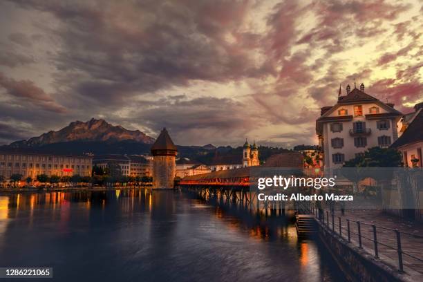 lucerne chapel bridge dark sunset - kapellbrücke stock-fotos und bilder