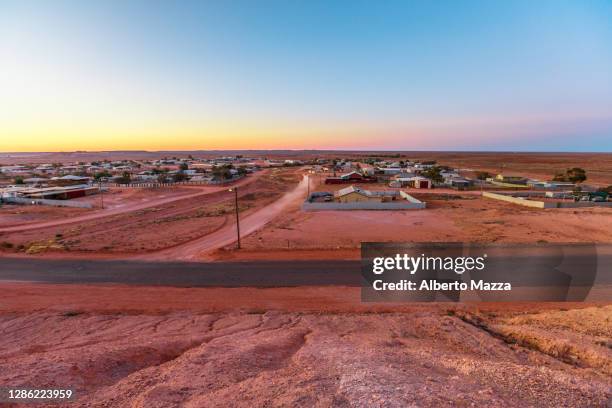 coober pedy aerial view at night - town australia stock-fotos und bilder