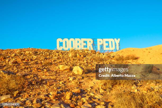 coober pedy wellcome sign at sunset - coober pedy stock pictures, royalty-free photos & images
