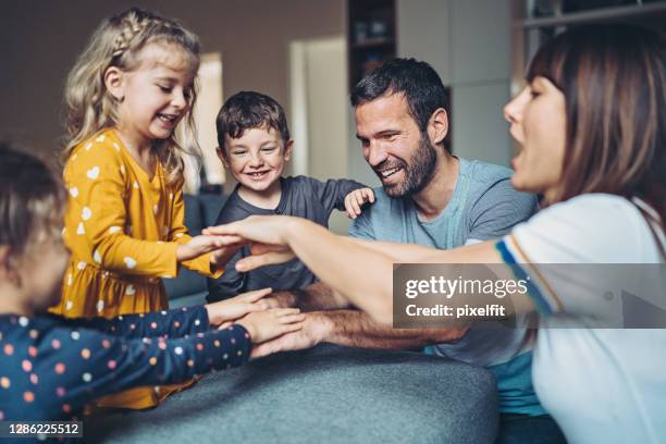 familia con tres hijos jugando en casa - family with three children fotografías e imágenes de stock