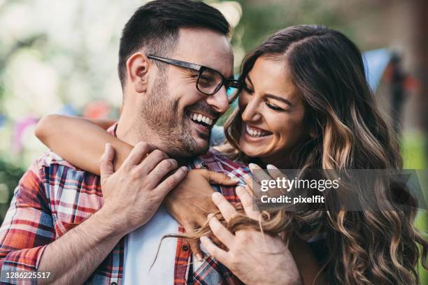 primo primo livello della giovane coppia innamorata - guancia a guancia foto e immagini stock