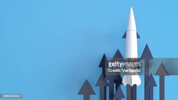 abstrakta 3d pilar med raket - launch bildbanksfoton och bilder