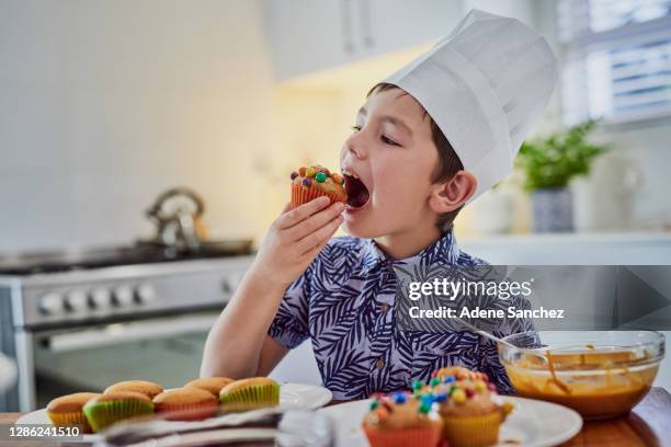 il a commencé comme juste une bouchée - avidité photos et images de collection