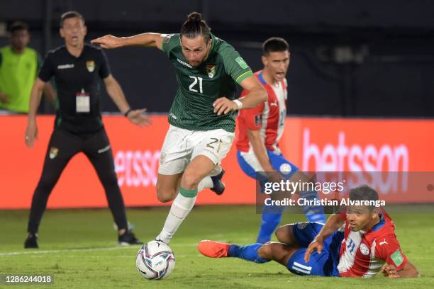 Óscar Ribera of Bolivia competes for the ball with Ángel Romero of Paraguay during a match between Paraguay and Bolivia as part of South American...