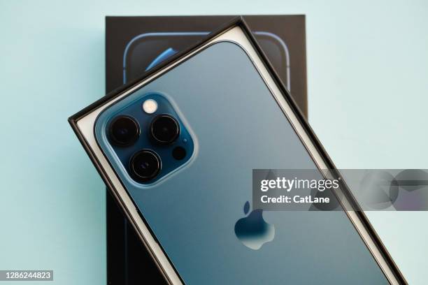 nuevo iphone 12 pro max en pacific blue en studio setting - iphone 12 fotograf�ías e imágenes de stock