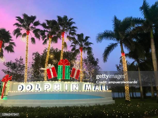 dolphin mall shopping entree bij zonsondergang, miami, florida, vs - kendall florida stockfoto's en -beelden