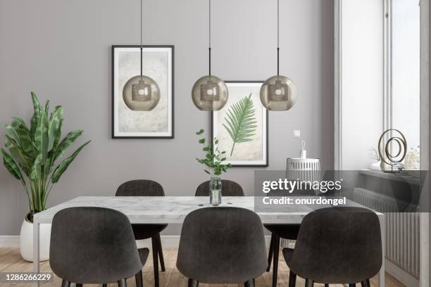 comedor moderno con mesa de comedor de mármol, luces colgantes, plantas y carteles - luz colgante fotografías e imágenes de stock