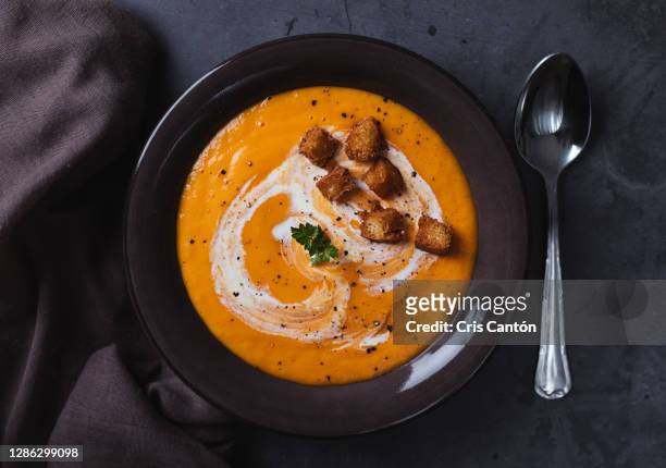 carrot soup with cream and croutons - cris cantón photography stock-fotos und bilder