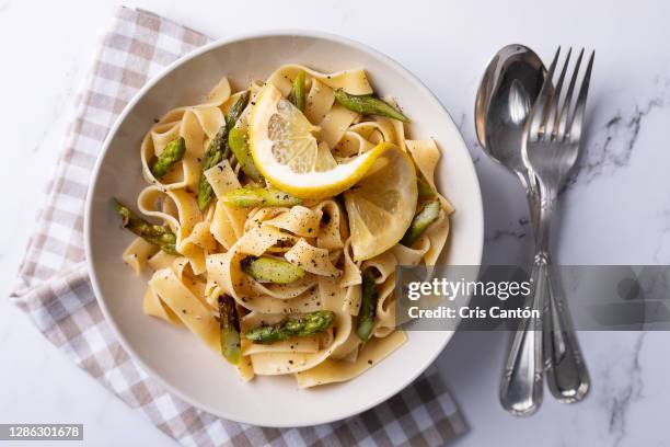 lemon garlic asparagus tagliatelle on marble surface - tagliatelle fotografías e imágenes de stock