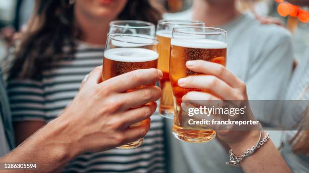 bier uhr mit freunden - pint stock-fotos und bilder