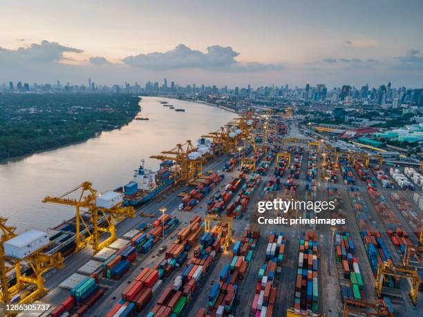 contêineres de armazenamento aéreo antes do cais de transporte, vista superior, tailândia . - shipping container top view - fotografias e filmes do acervo