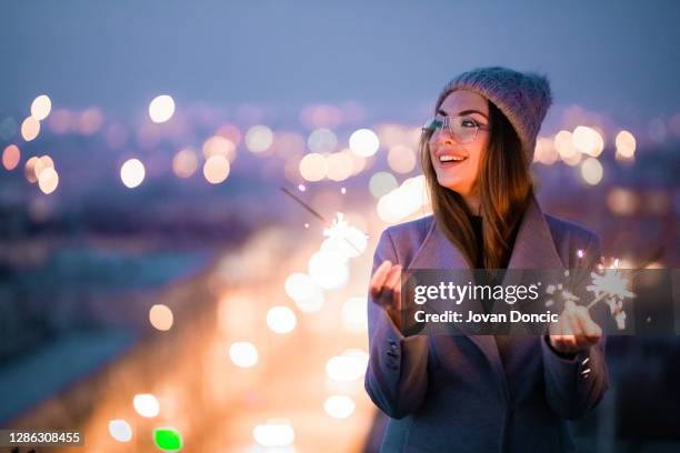 gelukkig nieuwjaar! - sparklers stockfoto's en -beelden