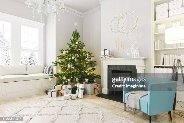 gezellige woonkamer met open haard en kerstdecoratie - christmas house stockfoto's en -beelden