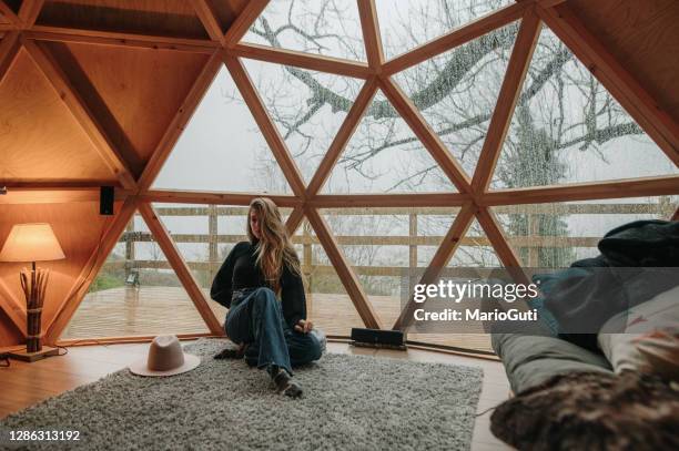 junge frau in einer holzkuppel - kuppeldach oder kuppel stock-fotos und bilder