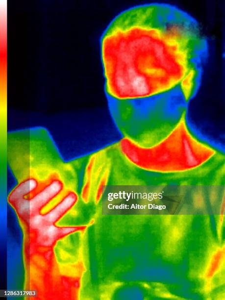 thermal image of an unrecognizable person with a protection mask using a smart phone. - luz ultravioleta eletromagnético imagens e fotografias de stock