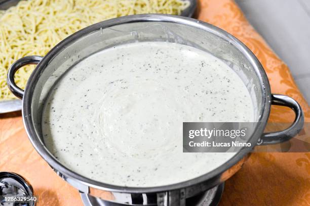 white sauce - bechamelsoße stock-fotos und bilder