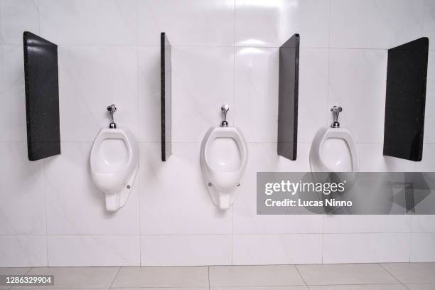 urinals - urine photos et images de collection