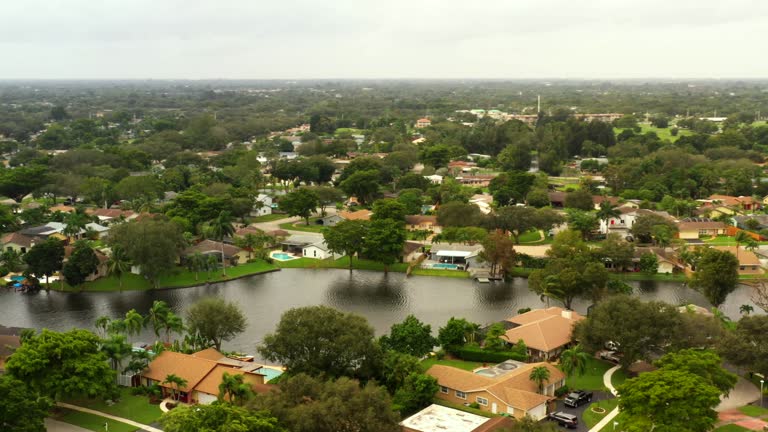 https://media.gettyimages.com/id/1286332174/video/aerial-drone-clips-of-residential-homes-in-davie-florida-usa-broward-county.jpg?b=1&s=640x640&k=20&c=XQrajHHvWXgH_IlY8Ooxa04d9JPgh746CYSm4vvXpts=