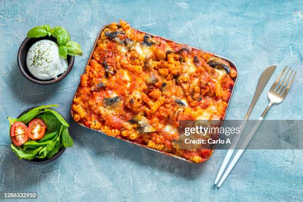 baked pasta spirals with tomato sauce, ground beef, mushrooms  and cheese - casserole imagens e fotografias de stock