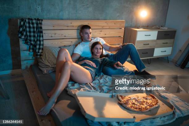 pareja joven teniendo noche de cine en casa - lovers 2020 film fotografías e imágenes de stock