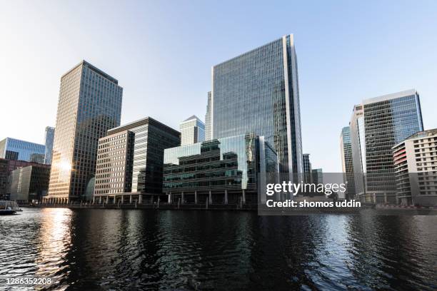 high rise financial buildings in london canary wharf - london docklands fotografías e imágenes de stock