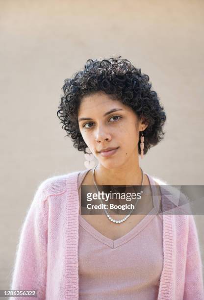 retrato de una joven hispano puertorriqueña en orlando - puertorriqueño fotografías e imágenes de stock