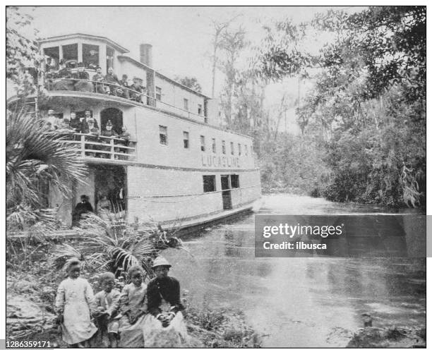 ilustraciones, imágenes clip art, dibujos animados e iconos de stock de foto antigua en blanco y negro de los estados unidos: turistas en el río ocklawaha, florida - vintage steamship