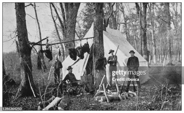 antikes schwarz-weiß-foto der vereinigten staaten: hunter es camp, clear lake, illinois - hunting sport stock-grafiken, -clipart, -cartoons und -symbole