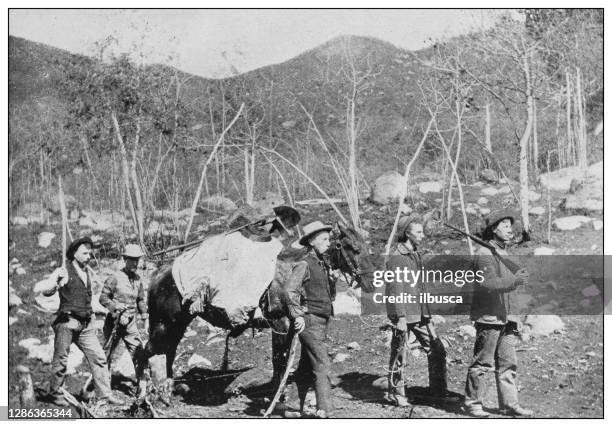 antikes schwarz-weiß-foto der vereinigten staaten: prospektoren in den rocky mountains - gold waschen stock-grafiken, -clipart, -cartoons und -symbole