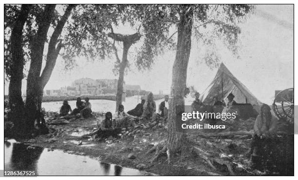 ilustraciones, imágenes clip art, dibujos animados e iconos de stock de foto antigua en blanco y negro de los estados unidos: nativos, pueblo de taos, nuevo méxico - pueblo de indígenas de américa del norte