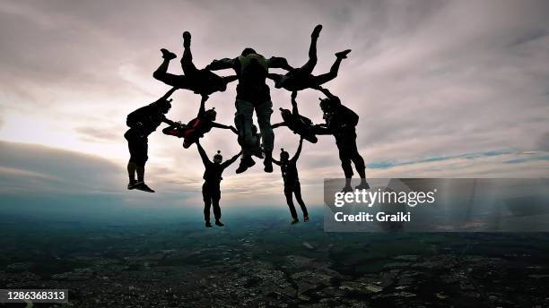 skydiving group at the sunset - paraquedas - fotografias e filmes do acervo