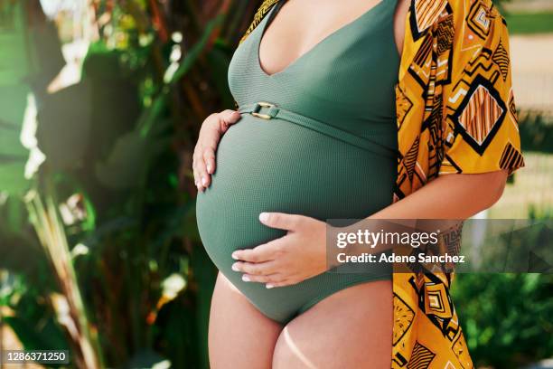 mijn baby bump is mijn beste accessoire - swimwear stockfoto's en -beelden