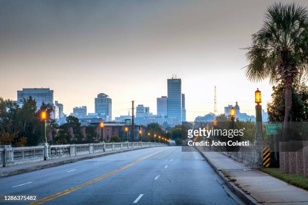 gervais street bridge, skyline, columbia, south carolina - columbia south carolina stockfoto's en -beelden