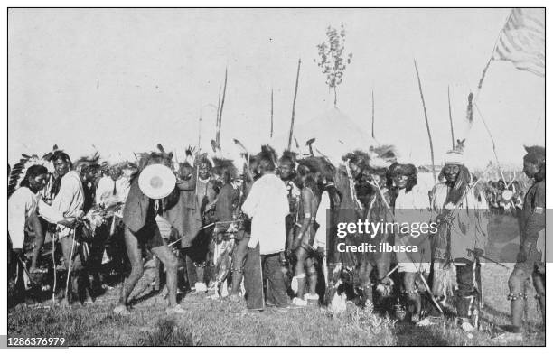 ilustrações, clipart, desenhos animados e ícones de foto antiga em preto e branco dos estados unidos: dança da guerra sioux - sioux culture