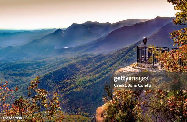 caesars head state park, blue ride escarpment, table rock mountain, south carolina - parco statale foto e immagini stock