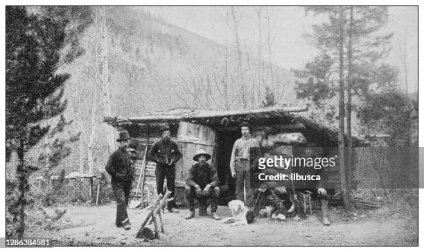 antikes schwarz-weiß-foto der vereinigten staaten: jägerhütte - cabin in the woods stock-grafiken, -clipart, -cartoons und -symbole