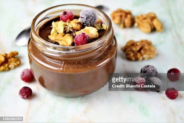 chocolate mousse with almonds and red berries - almonds and chocolate stock-fotos und bilder