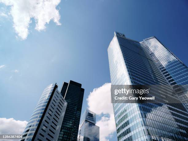 low angle view of skyscraper in la defense - arquitectura exterior fotografías e imágenes de stock