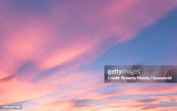 soft pink clouds in the sky at sunset - cielo romantico foto e immagini stock