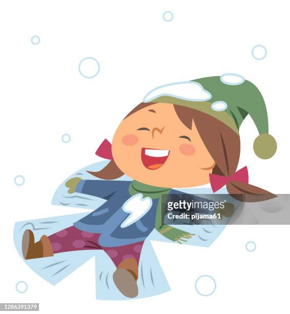 lächelnde mädchen kind macht schnee engel, auf schnee ausbreitenarme arme und beine liegend. winterunterhaltung - lying down stock-grafiken, -clipart, -cartoons und -symbole