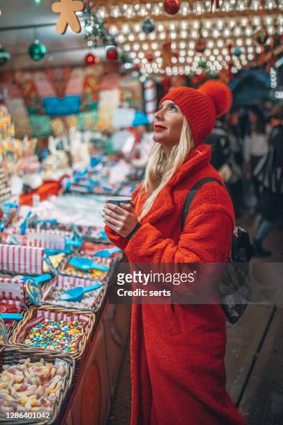 年輕女子在聖誕市場購物 - winter wonderland 個照片及圖片檔