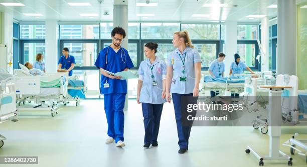 equipo de enfermeras en el pabellón - nhs fotografías e imágenes de stock