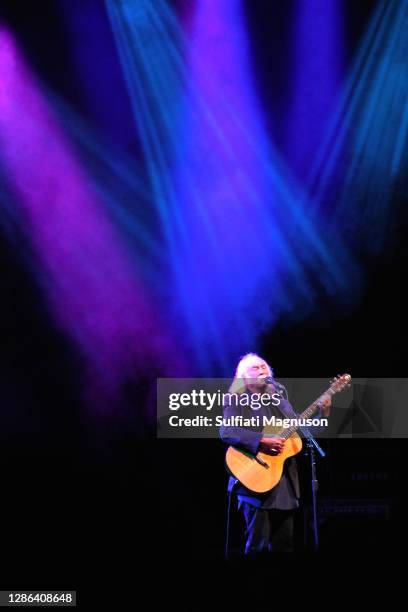 David Crosby, Stephen Stills and Graham Nash performed on a perfect Seattle summer evening, surrounded by rising hot air balloons and Chateau Ste....