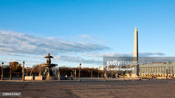 パリ:海の噴水、ルクソール・オベリスクのコンコルド広場(covid19パンデミック期間中) - intercontinental paris grand ストックフォトと画像