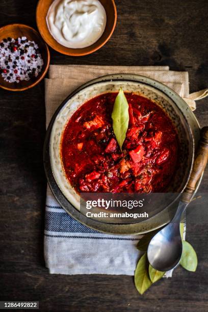 bowl of traditional ukrainian beetroot soup with sour cream - borschtsch stock-fotos und bilder