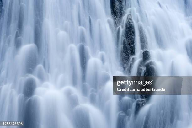 cascade du rossignole waterfall, auvergne, france - cascade france stockfoto's en -beelden