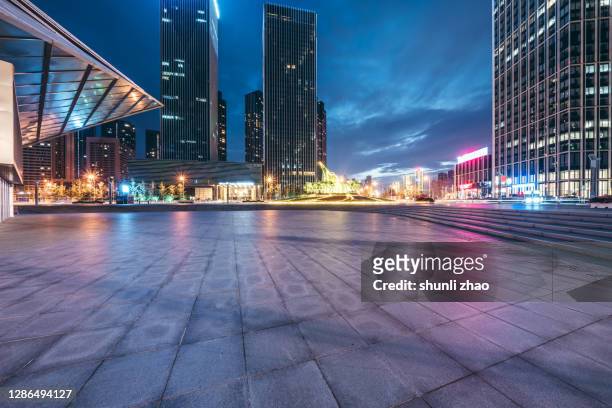 city square at night - dunkel stock-fotos und bilder