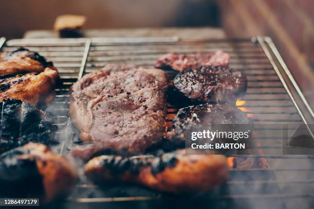 meat cooking on open barbecue grill - burger on grill photos et images de collection